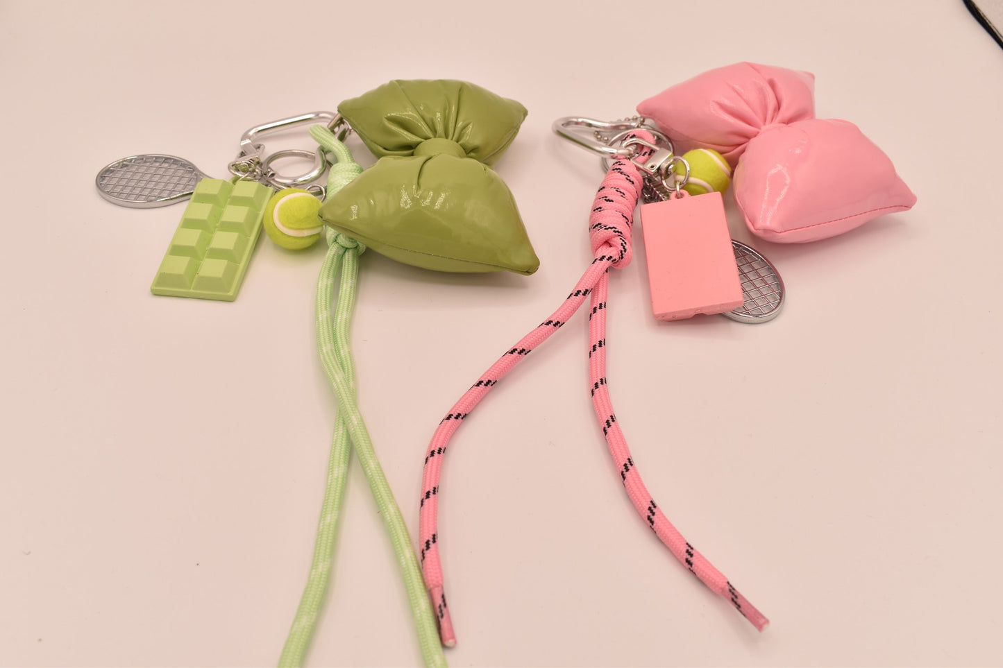 Colgante para Bolso Tennis & Chocolate: ¡Añade un Toque Único!