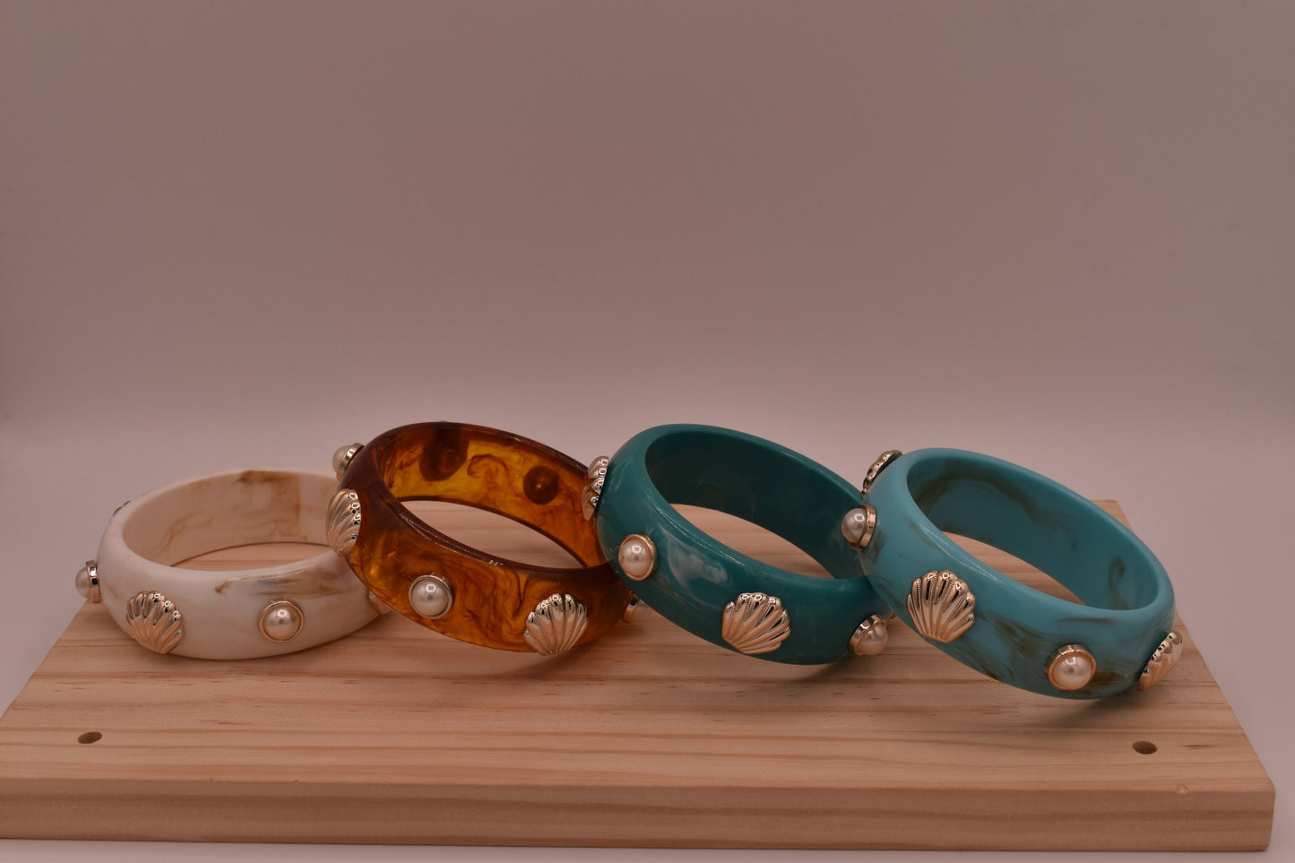 Pulsera de Resina Brillante con Conchas y Perlas