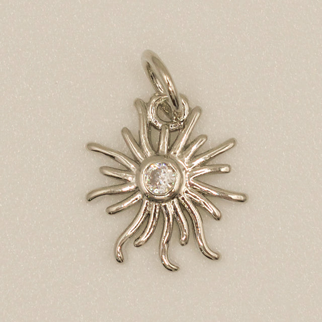 Dije Sol Cyrconia Plateado: Brillo Celestial