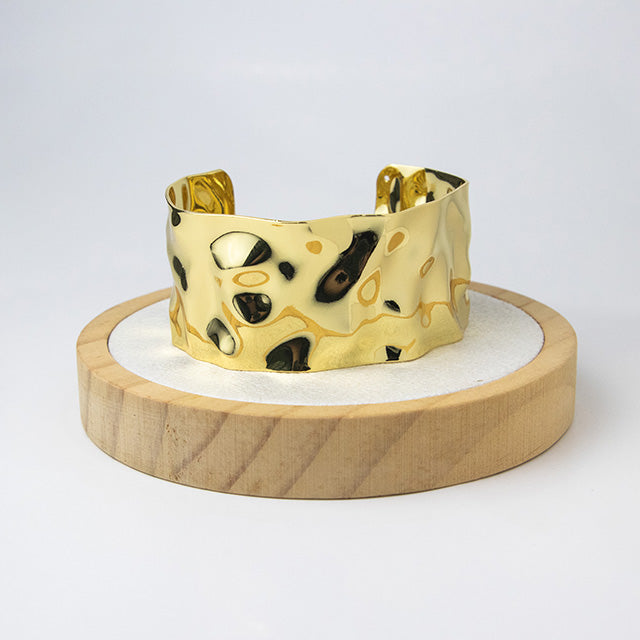 Brazalete Cuff Dorado con Textura Irregular