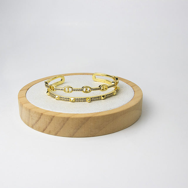 Pulsera Cuff Dorada con Eslabones y Tachuelas Brillantes