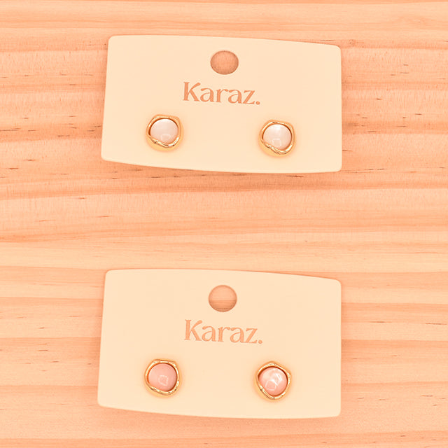 Aretes Karaz Minimalistas con Detalle de Resina