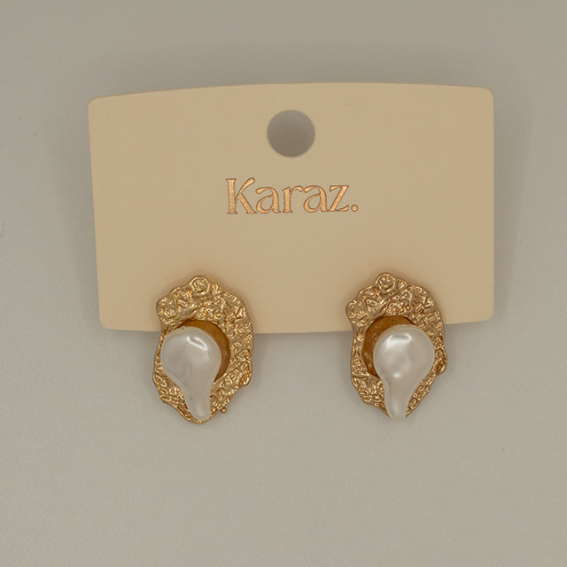 Aretes Karaz con Perla Irregular y Textura Dorada