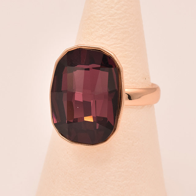 Anillo con Piedra Facetada Morada y Oro Rosa
