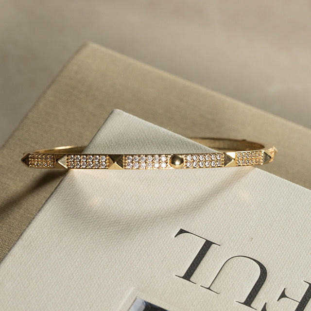 Pulsera Rígida con Tachuelas y Circonitas Doradas
