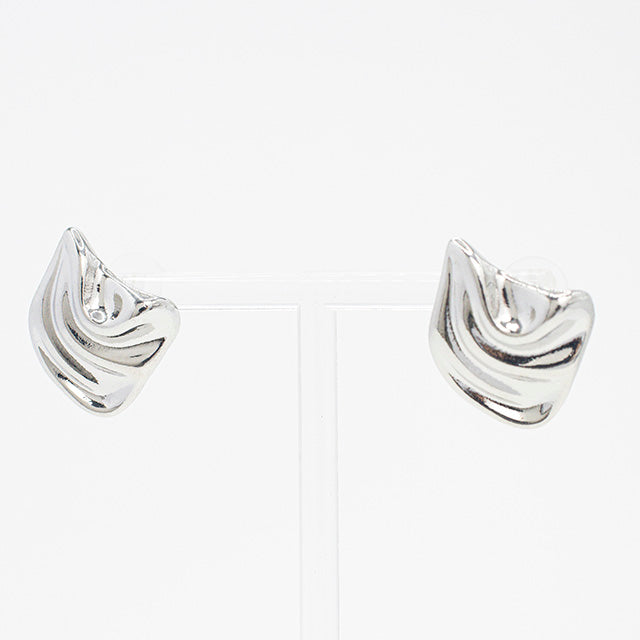 Aretes Plateados con Diseño Ondulado