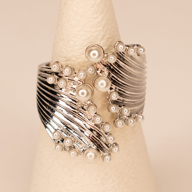 Anillo Plateado 'Onda Marina' con Perlas