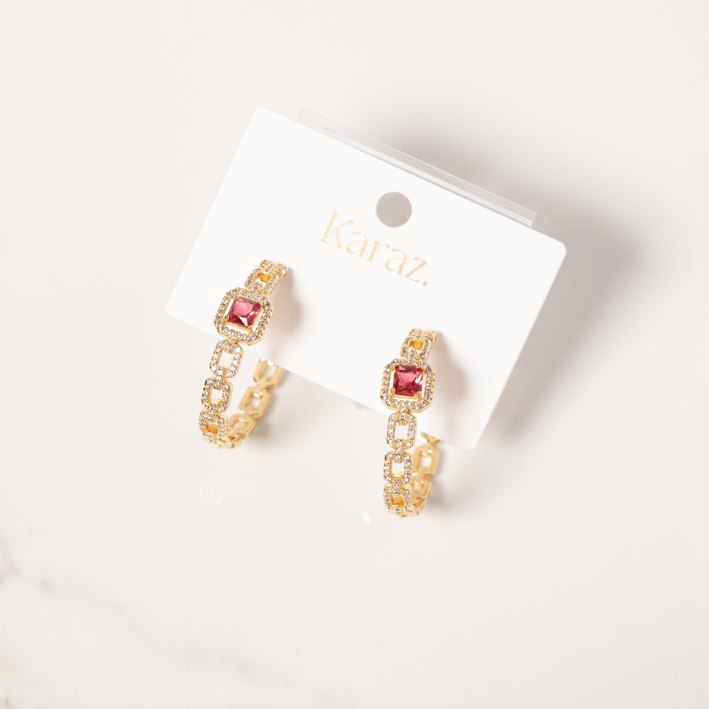 Aros Eslabones Dorados con Piedra Fucsia