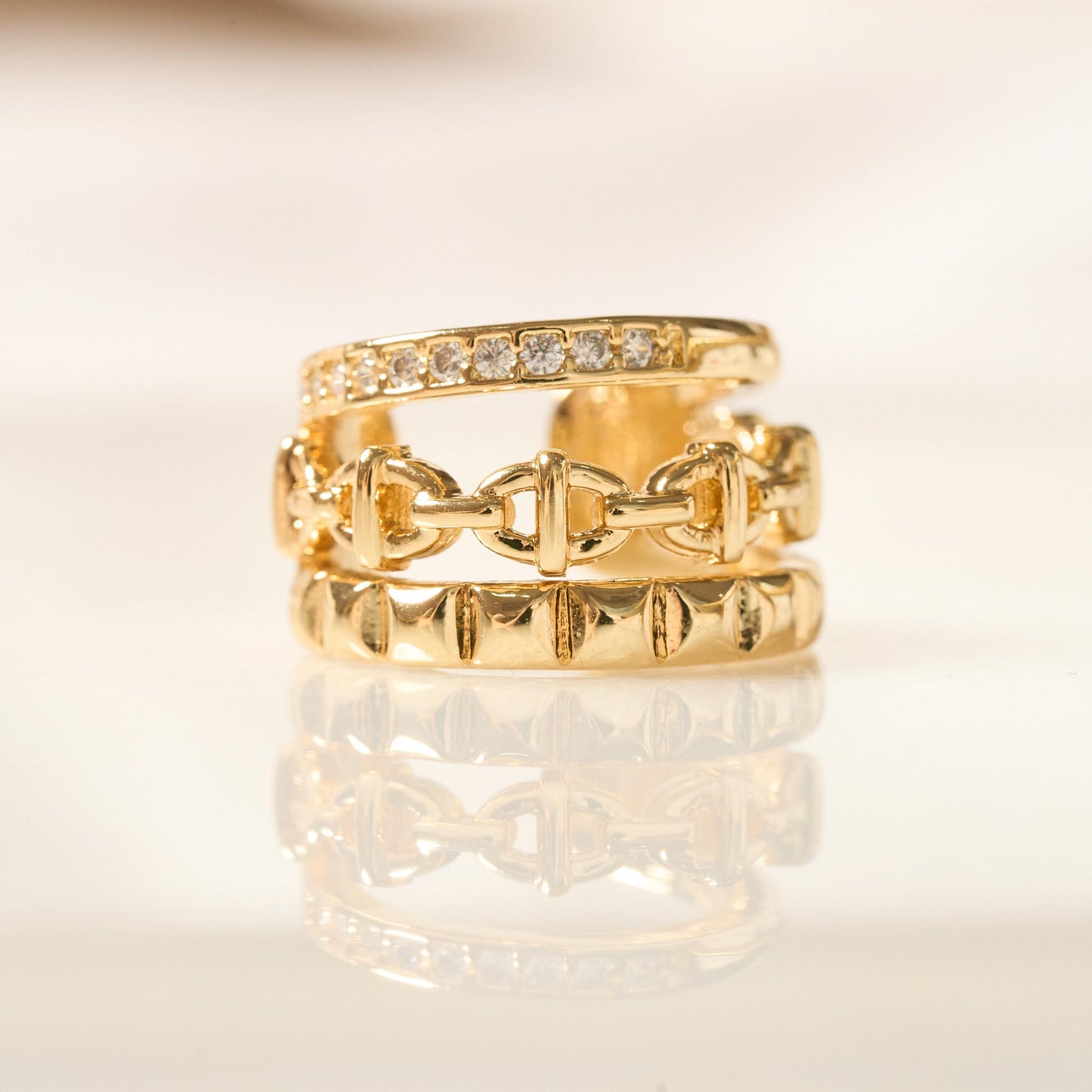 Earcuff Triple Banda Dorado con Detalles de Cadena y Brillo