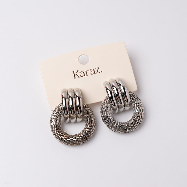 Aretes Colgantes de Aros Múltiples y Textura Plateada