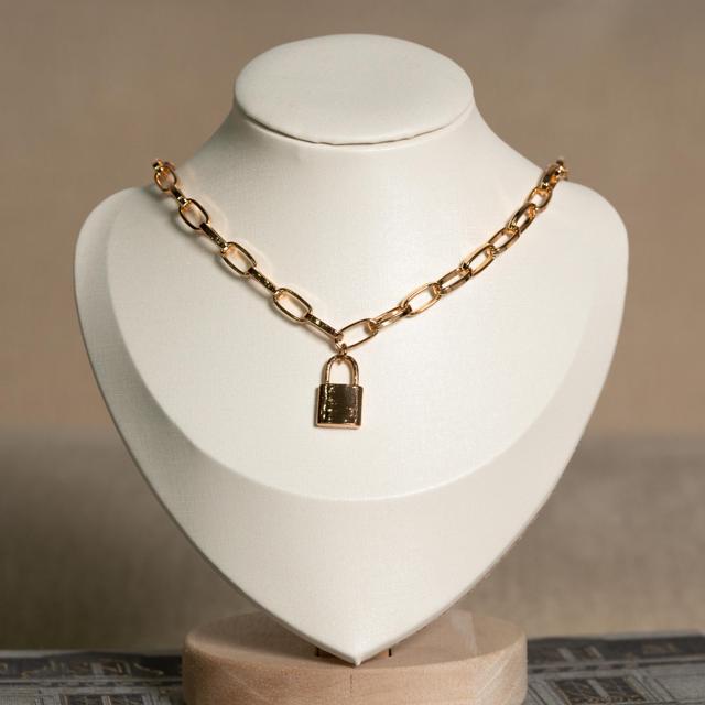 Collar Cadena con Candado Dorado