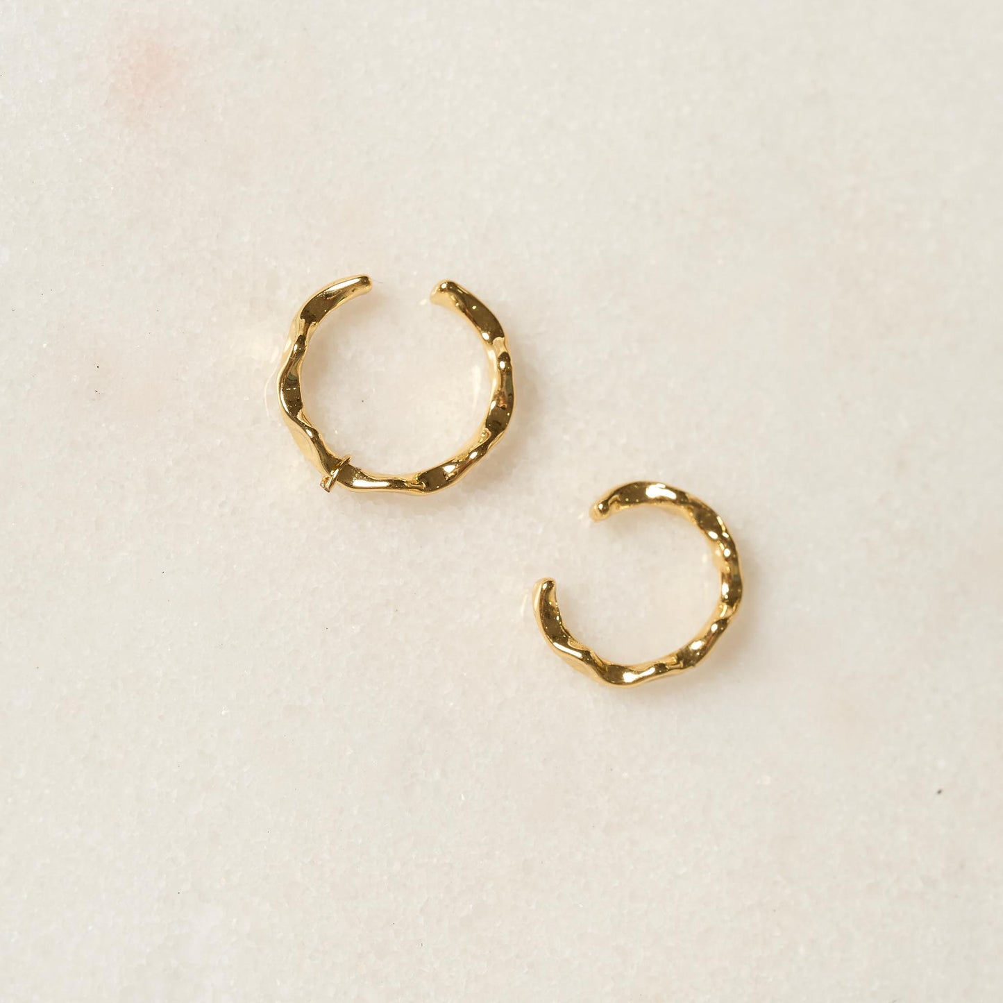 Earcuff Grande con Textura Irregular Bañado en Oro