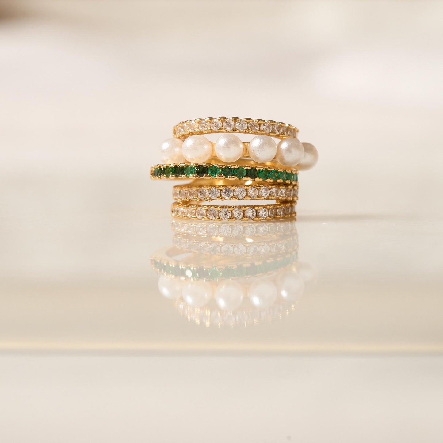 Earcuff de Oro Laminado con Perla y Circones Verdes