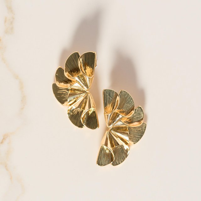 Aretes Mitad de Flor Dorados
