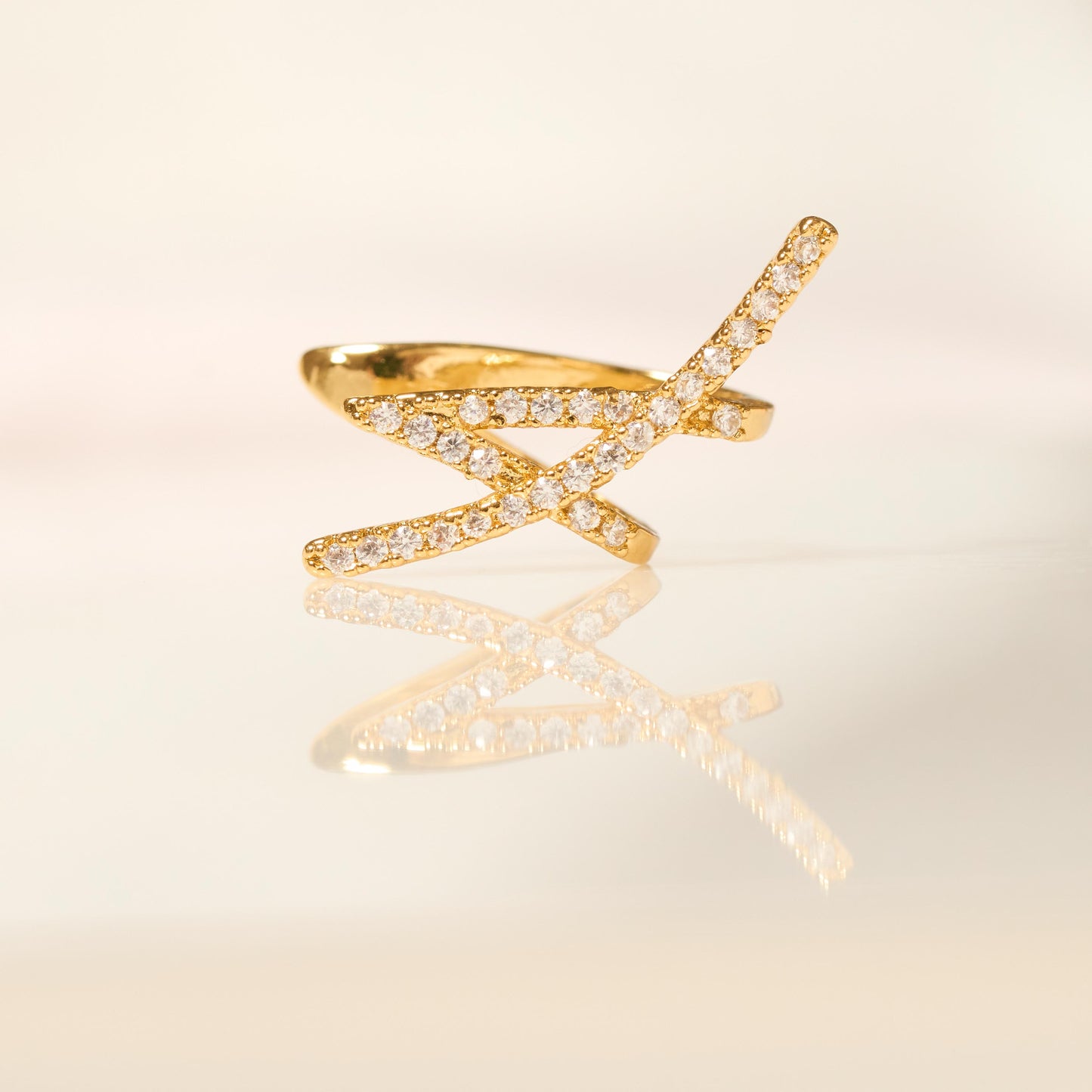 Earcuff Cruzado Brillante Bañado en Oro