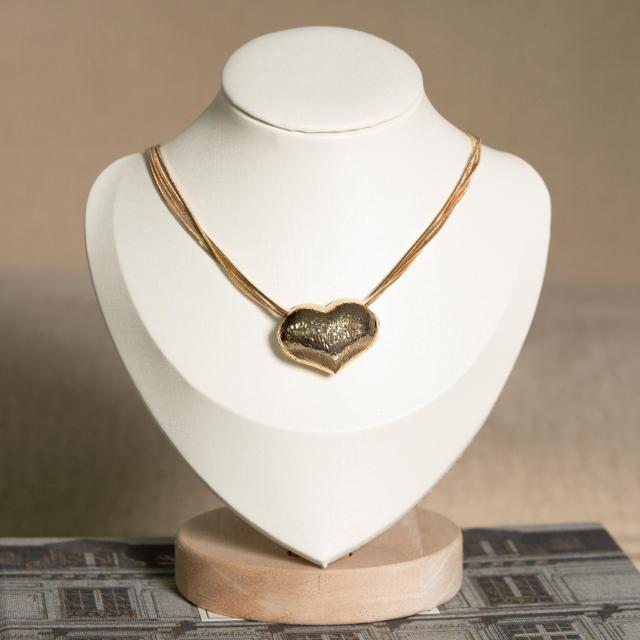 Collar Corazón Dorado con Acabado Texturizado