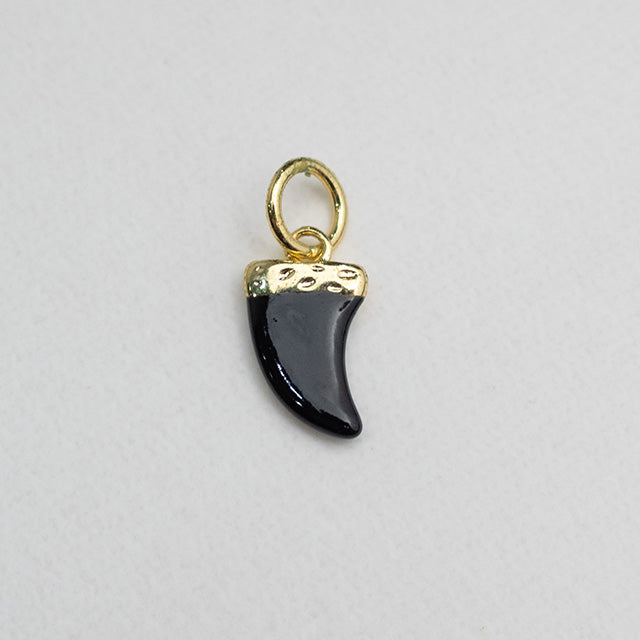 Dije Cuerno Negro de la Suerte con Detalles Dorados