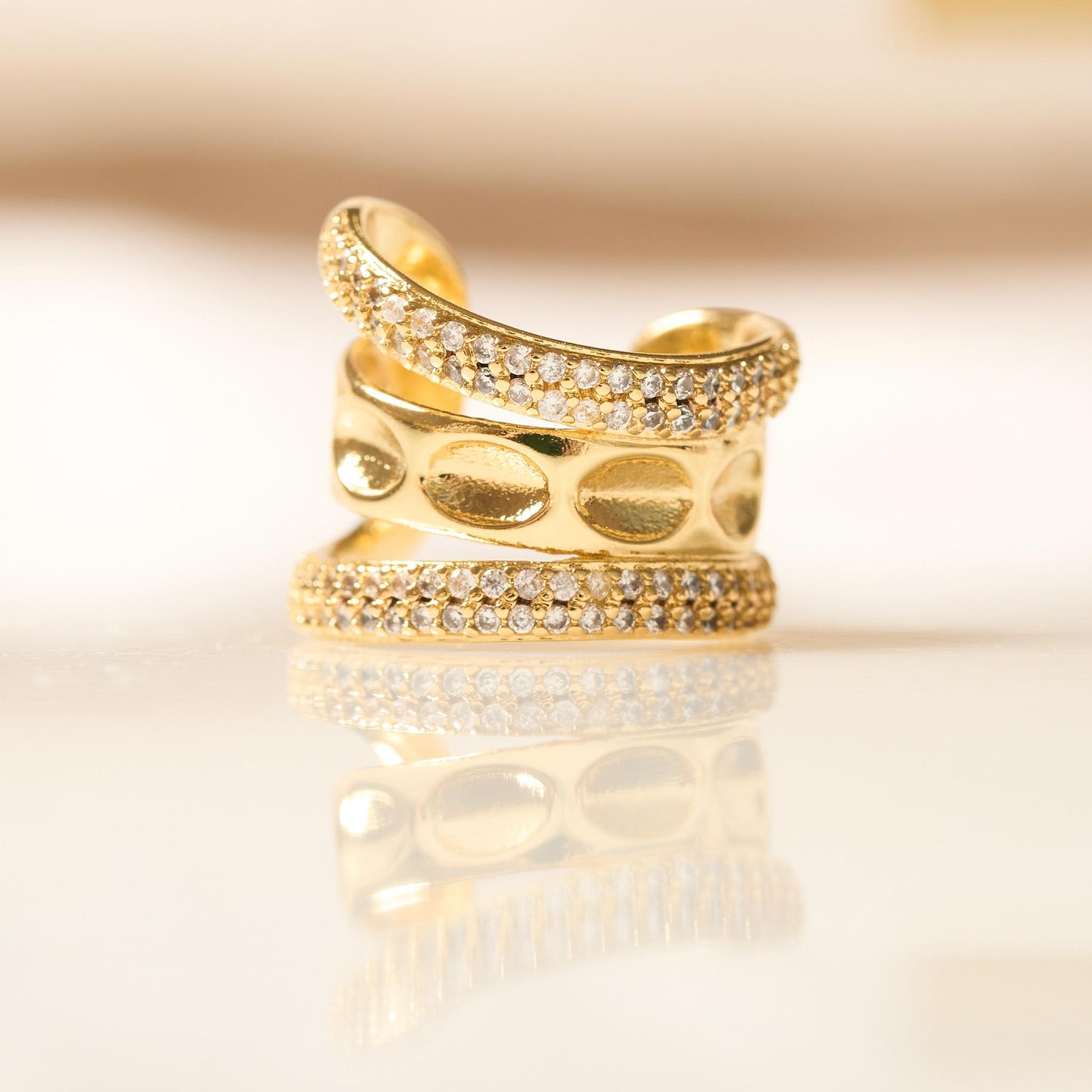 Earcuff Triple Banda Dorado con Brillos