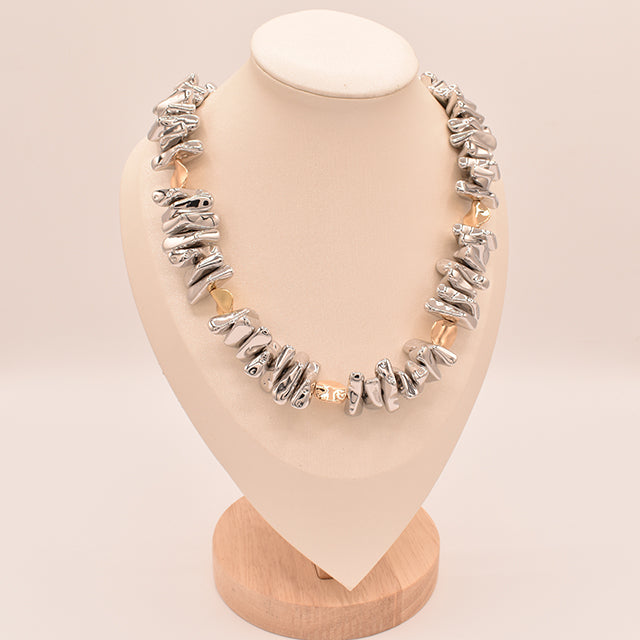Collar Aura: Piedra Fundida Plateada con Hojas Doradas
