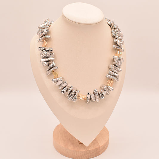 Collar Aura: Piedra Fundida Plateada con Hojas Doradas