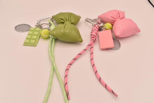 Colgante para Bolso Tennis & Chocolate: ¡Añade un Toque Único!