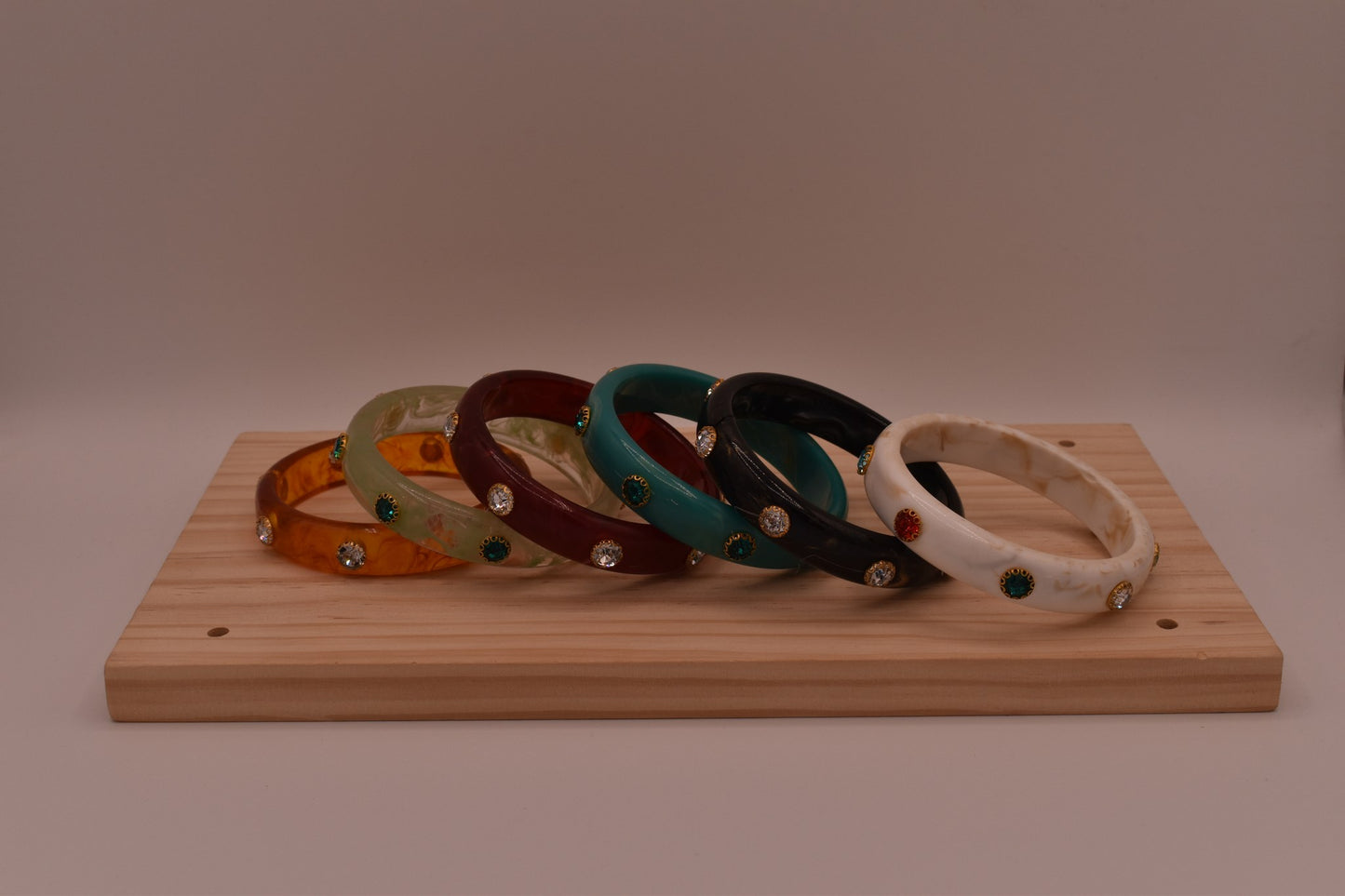 Pulsera de Resina Brillante con Gemas