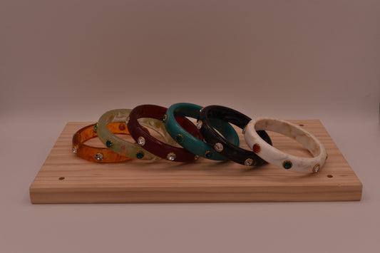 Pulsera de Resina Brillante con Gemas