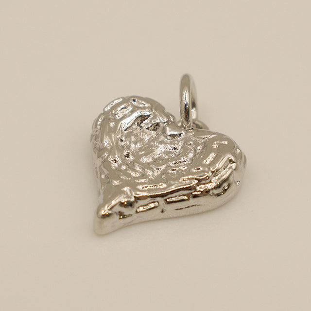 Dije Corazón Plateado con Textura Orgánica