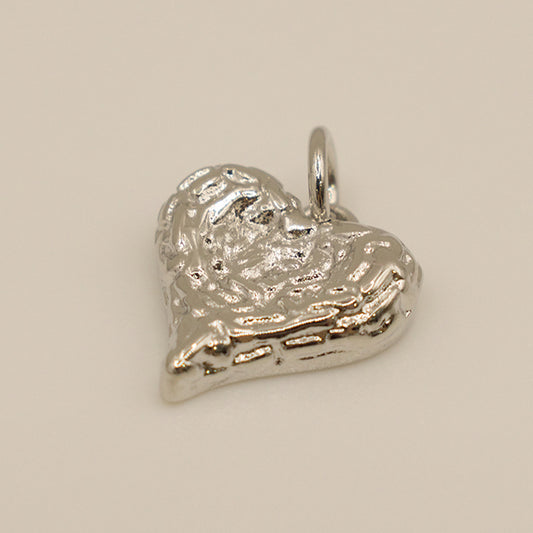 Dije Corazón Plateado con Textura Orgánica