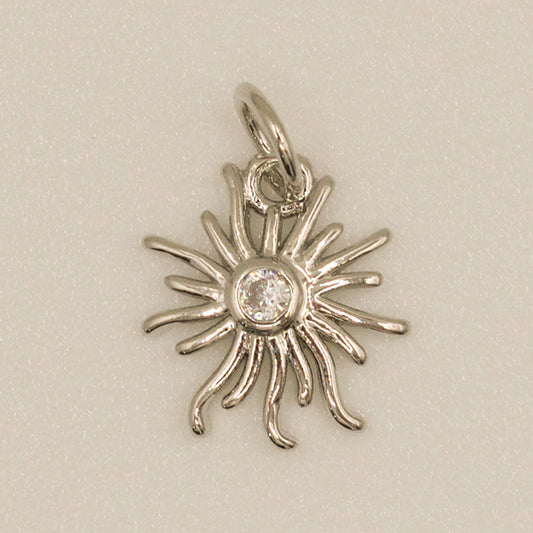 Dije Sol Cyrconia Plateado: Brillo Celestial