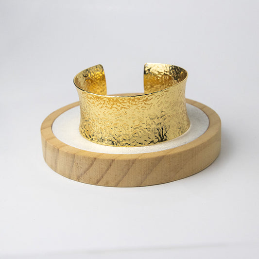 Brazalete Cuff Dorado con Textura Martillada
