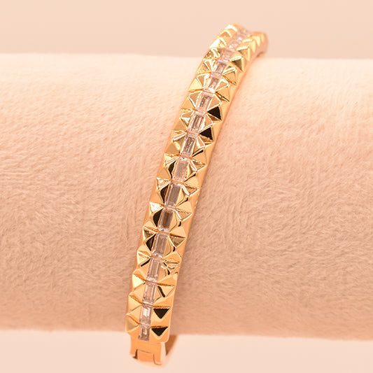 Pulsera Rígida Dorada con Pirámides y Cristales