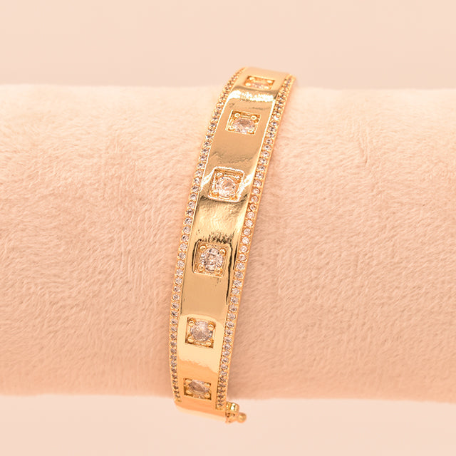 Pulsera Rígida Dorada con Circonitas Brillantes