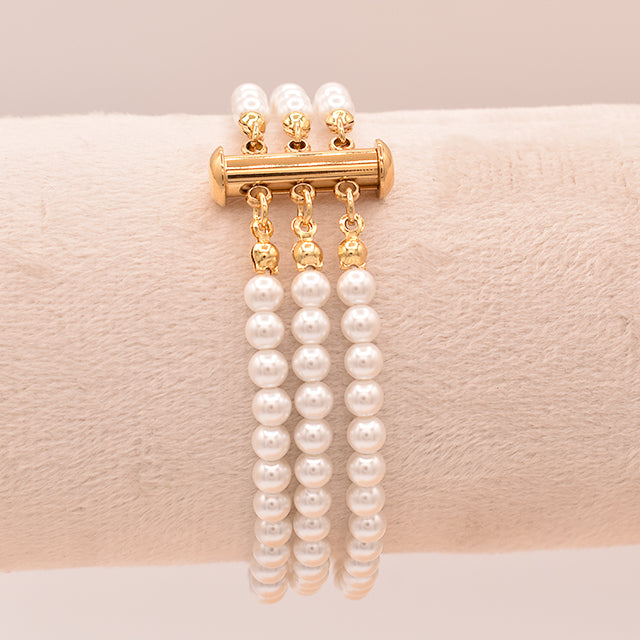Pulsera de Perlas de Tres Hilos con Cierre Dorado