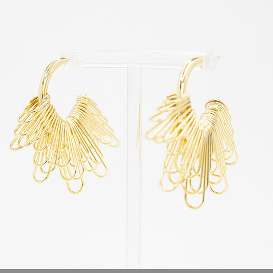 Aretes Dorados con Diseño de Abanico