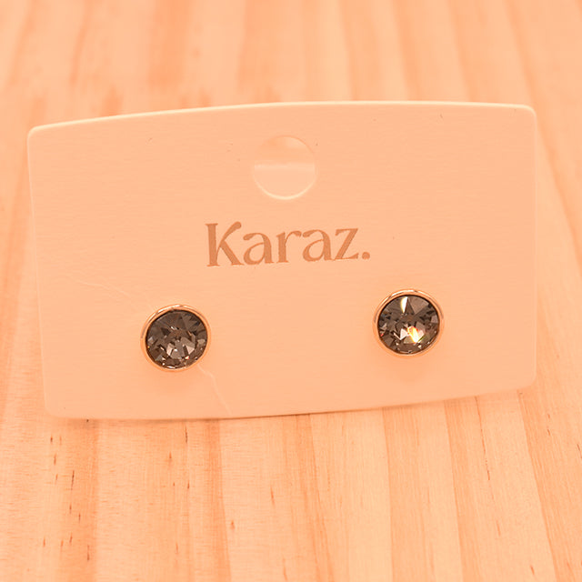 Aretes Stud Clásicos con Cristal Gris Ahumado
