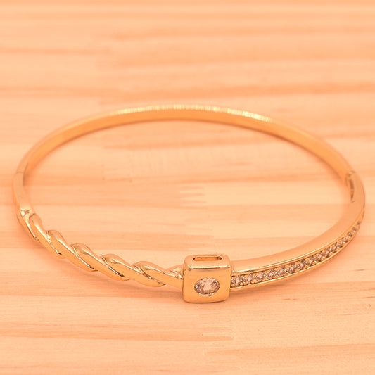 Pulsera Rígida Dorada con Trenzado y Cristales Radiantes