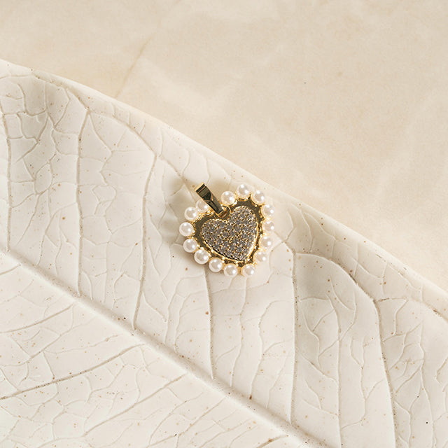 Dije Corazón Perlas y Brillo Dorado