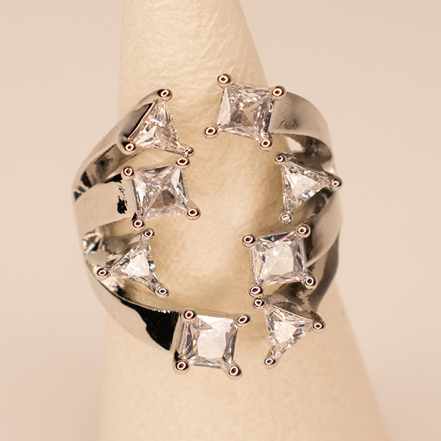 Anillo Abierto con Cristales Geométricos y Acabado Plateado