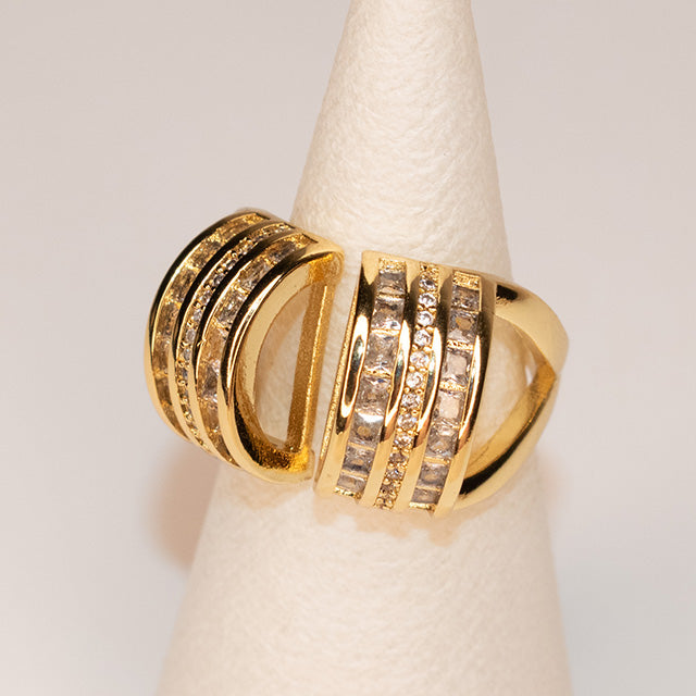 Anillo Dorado con Circonitas | Brillo y Elegancia