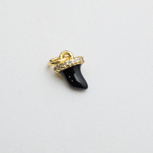 Dije Cuerno Negro Brillante: Tu Amuleto de Estilo