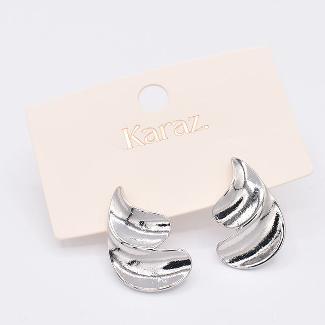 Aretes Plateados Onda Moderna Karaz
