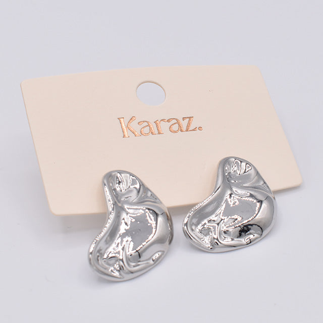 Aretes Plateados de Diseño Orgánico Fluido