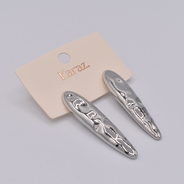 Aretes Largos Plateados con Textura Irregular