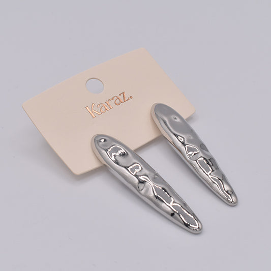 Aretes Largos Plateados con Textura Irregular