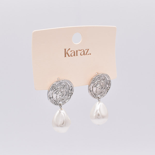 Aretes Plateados con Perla Irregular y Diseño Abstracto