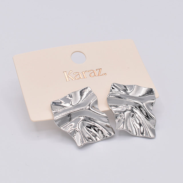 Aretes Plateados Ondulados | Diseño Escultural
