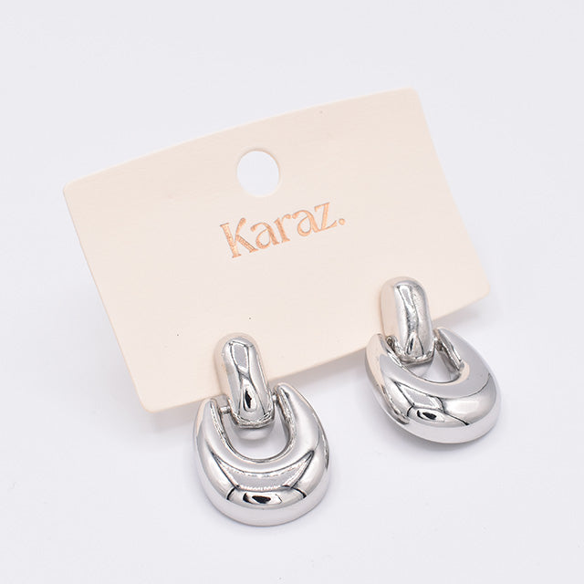Aretes Plateados Karaz: Elegancia Moderna y Versátil