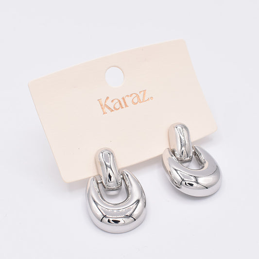 Aretes Plateados Karaz: Elegancia Moderna y Versátil