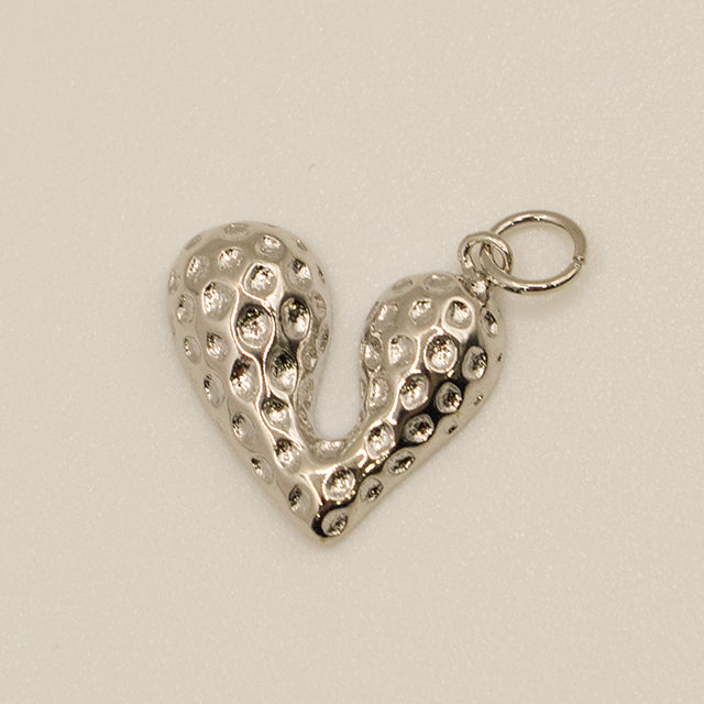 Dije Corazón Plateado con Textura Orgánica